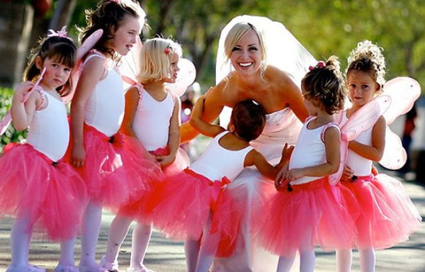 Чем занять детей на свадьбе фото 5