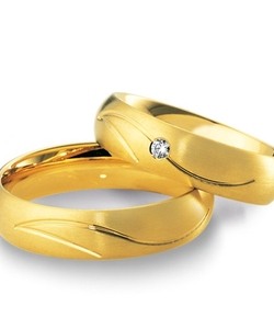 Обручальные кольца из желтого золота.