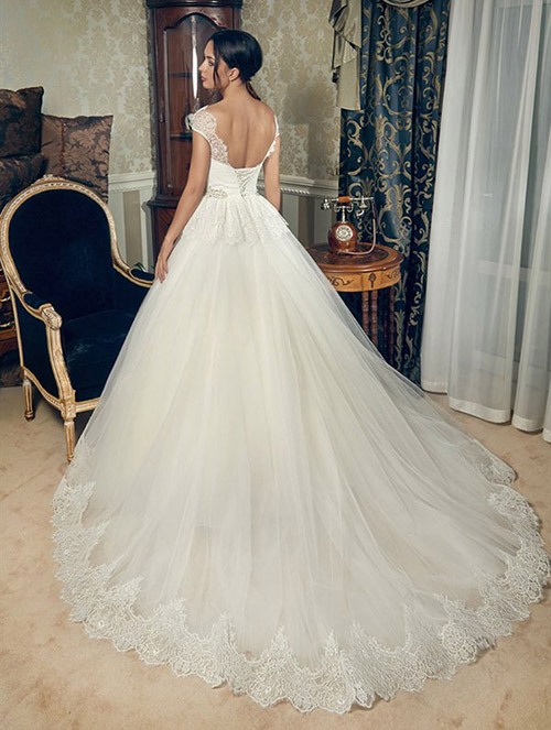 Свадебное платье со шлейфом будет стоить в среднем 30-35 тыс. рублей