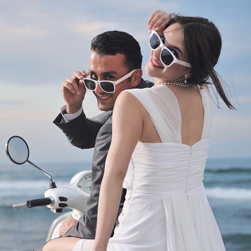 Стильные свадебные фото в солнцезащитных очках от интернет-магазина OMG
