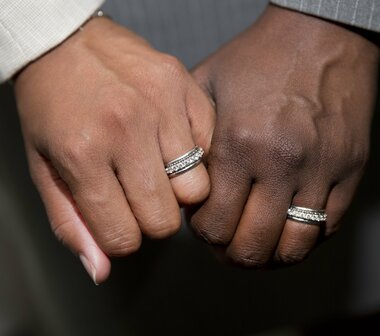 Разные модели обручальных колец для жениха и невесты