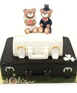 Свадебный торт Медведи на чемодане