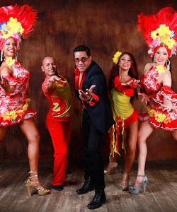 Выступление латиноамериканской танцевальной группы