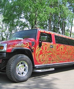 Hummer H2 Limousine красного цвета под хохлому