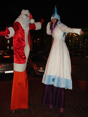 Дед Мороз и Снегурочка фуршет (на ходулях)