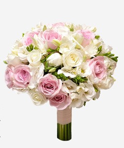 Букет невесты из роз и белой фрезии