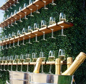 Стена для установки бокалов с шампанским