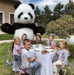Поздравление от плюшевого Панды - гиганта