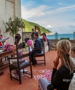 Свадьба на скале у моря в Лигурии